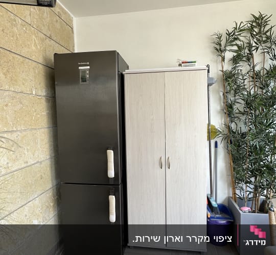 ציפוי מקרר וארון שירות.